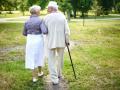 Una pareja de ancianos pasea