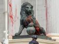 Uno de los leones del Congreso, cubierto con pintura roja después de una acción reivindicativa
