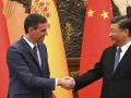 El presidente del Gobierno, Pedro Sánchez, saluda al presidente chino, Xi Jinping