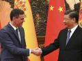 El presidente del Gobierno, Pedro Sánchez, saluda al presidente chino, Xi Jinping