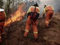 Bomberos de Asturias trabajan en el incendio de los concejos de Valdes y Tine