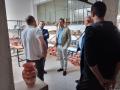 Momento de una de las visitas a una empresa de cerámica y alfarería de La Rambla.