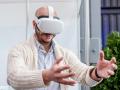 Un hombre prueba unas gafas de realidad virtual