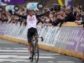 Tadej Pogacar celebra la victoria en el Tour de Flandes