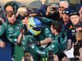 Fernando Alonso celebra con los mecánicos de Aston Martin su podio en Australia