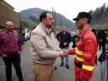 El presidente del Gobierno de Asturias, Adrián Barbón, saluda a un bombero de la Unidad Militar de Emergencias (UME)
