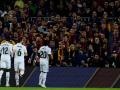 Jugadores del Real Madrid en el Camp Nou, frente a la afición barcelonista