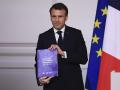 Emmanuel Macron posando con el documento de las opciones del "fin de la vida"