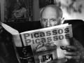 Pablo Picasso leyendo un libro sobre sí mismo y su obra
