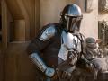 Escena de 'The Mandalorian' con sus dos protagonistas