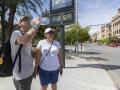 Un hombre bebe agua el pasado viernes en Murcia junto a un termómetro que marca 35 grados