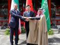 inistro de Relaciones Exteriores de Irán, Hossein Amir-Abdollahian (izquierda), dándose la mano con el ministro de Relaciones Exteriores de Arabia Saudita, el príncipe Faisal bin Farhan, y el ministro de Relaciones Exteriores de China, Qin Gan