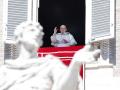 El Papa Francisco dirige la oración del Regina Coeli desde la ventana de su oficina en la plaza de San Pedro