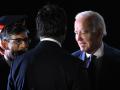 El presidente de los Estados Unidos, Joe Biden (der.), saluda al primer ministro británico, Rishi Sunak (izq.), después de desembarcar del Air Force One.