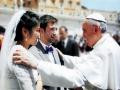 El Papa Francisco, junto a unos novios