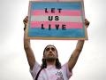 Un activista trans sujeta una pancarta en la que se puede leer "dejadnos vivir"