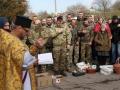 Soldados ucranianos y residentes locales esperan ser bendecidos en una iglesia durante la Pascua ortodoxa en Kramatorsk Donetsk