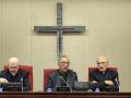 MADRID, 17/04/2023.- El presidente de la Conferencia Episcopal Española (CEE), Juan José Omella (c), y el nuncio apostólico en España, Bernardito Auza (i), y el cardenal Rouco Varela (d), participan en la sesión inaugural de la 121º Asamblea Plenaria de los obispos españoles celebrada en Madrid, este lunes. EFE/ Zipi