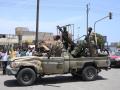 Los sudaneses saludan a los soldados del ejército, leales a Abdel Fattah al-Burhan, en la ciudad de Puerto Sudán, en el Mar Rojo