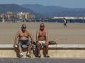 Dos hombres toman el sol en la playa de La Malvarrosa, en Valencia