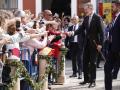 El Rey Felipe VI saluda a las personas que lo esperaban a su llegada a la localidad malagueña de Ronda
