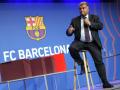 Joan Laporta, presidente del Barça, junto a las cajas rojas de su rueda de prensa