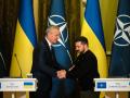 El secretario general de la OTAN, Jens Stoltenberg, estrecha la mano al presidente ucraniano, Volodimir Zelenski