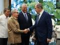 El ministro de Relaciones Exteriores de Rusia, Sergei Lavrov saluda a Raúl Castro en presencia de Miguel Díaz-Canel a su llegada a Cuba
