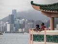 La gente visita un pabellón en el puerto de Victoria en Hong Kong