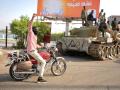 Un hombre levanta el brazo en señal de apoyo al Ejército de Sudán