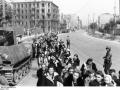 Gente de Wola (al oeste de la ciudad) abandonando la ciudad después del levantamiento