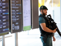 Un agente de la Guardia Civil vigila en el aeropuerto madrileño de Barajas