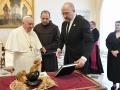 This handout photo released by The Vatican Media taken on 27 April, 2023 shows Pope Francis (L) exchanging gifts with Prime Minister of Ukraine, Denys Shmyhal (C) during a private audience in the Vatican. (Photo by Handout / VATICAN MEDIA / AFP) / RESTRICTED TO EDITORIAL USE - MANDATORY CREDIT "AFP PHOTO / VATICAN MEDIA" - NO MARKETING - NO ADVERTISING CAMPAIGNS - DISTRIBUTED AS A SERVICE TO CLIENTS