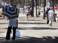 Varias personas en la playa de La Malagueta por las altas temperaturas de estos días