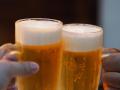 Dos personas brindan con cerveza
