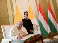 El Papa Francisco firma el Libro de Oro junto a la presidenta de Hungría, Katalin Novak, en Budapest