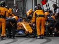 Alonso entra en boxes en el Gran Premio de Azerbaiyán de 2018
