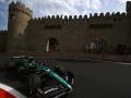 Fernando Alonso, pasando por el castillo de Bakú, sede del GP de Azerbaiyán de F1