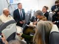 El Papa Francisco habla con los periodistas durante el vuelo de Budapest a Italia