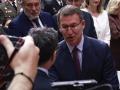 MADRID, 02/05/2023.- El presidente del PP, Alberto Núñez Feijóo (d), saluda al Félix Bolaños a su llegada al acto del 2 de mayo