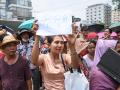 Los familiares esperan la liberación de los presos fuera de la prisión de Insein en Yango