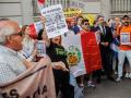 El líder de Vox, Santiago Abascal, apoya los manifestantes que participan en una protesta frente al Congreso contra la visita del presidente de Colombia
