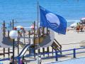 Una bandera azul ondea en una playa española
