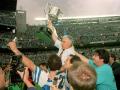 Arsenio Iglesias celebra la Copa del Rey de 1995 a hombros de sus jugadores