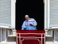 El papa Francisco destacó este domingo la beatificación de la española María de la Concepción Barrecheguren y García, celebrada en la Catedral de Granada el sábado ante unas 2.500 personas.

"Queridos hermanos y hermanas. Ayer se celebraron dos beatificaciones -celebró el papa al final de la oración del Regina Caeli-. En Granada, España, fue beatificada la joven María de la Concepción Barrecheguren y García".

Francisco recordó a los fieles congregados en la plaza San Pedro del Vaticano que la beata estuvo "postrada en cama por una grave enfermedad, sobrellevó sus sufrimientos con gran fortaleza espiritual, suscitando admiración y consuelo en todos".

El pontífice también mencionó la reciente beatificación de Jacinto Vera, el primer obispo de Uruguay, cuyo rito se organizó en el estadio Centenario de Montevideo.

"¡Un aplauso a los dos beatos!", entonó.

La Archidiócesis de Granada celebró el sábado ante unas 2.500 personas el rito de beatificación de Conchita Barrecheguren, que falleció en 1927 con 22 años y cuyo milagro por intercesión fue reconocido por la Iglesia en la curación de una niña de 16 meses en Alicante, donde aún reside la beneficiaria.

Concepción Barrecheguren y García nació en Granada (España) el 27 de noviembre de 1905 y murió allí el 13 de mayo de 1927.

Desde la infancia, manifestó salud precaria debido a una enterocolitis muy aguda y por ello sus padres decidieron no dejarla asistir a ninguna escuela de la ciudad, convirtiéndose en sus educadores.

A muy temprana edad sintió la llamada a la vida religiosa, deseando convertirse en carmelita, pero no pudo debido a la enfermedad y murió a la edad de 22 años.