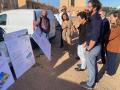 La delegada de Salud de la Junta en Córdoba, María Jesús Botella (centro), en el solar que acogerá el futuro Centro de Salud de Alcolea