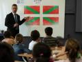 El PNV quiere borrar el español de las aulas