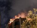 Un edificio en llamas tras bombardeos aéreos israelíes en Gaza