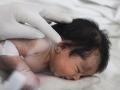 Una recién nacida en un hospital de Siria, poco después de los terremotos del pasado febrero