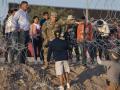 Un soldado de la Guardia Nacional de Texas controla el paso de inmigrantes en la frontera con México